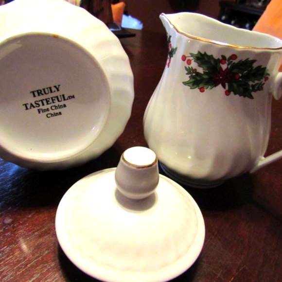 🎄 Vintage Christmas Holly Berries 24K Gold Trim Sugar & Creamer Set - Picture 11 of 16